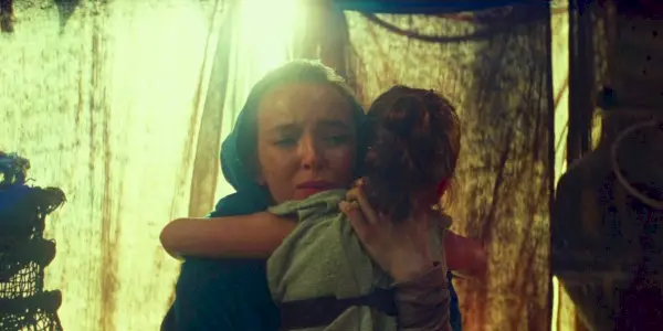 Jodie Comer serrant le jeune Rey dans ses bras dans Star Wars : L'Ascension de Skywalker