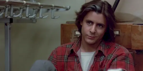Judd Nelson uśmiecha się w Klubie śniadaniowym