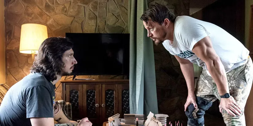 <로건 럭키>에서 테이블 너머로 서로를 바라보고 있는 아담 드라이버와 채닝 테이텀