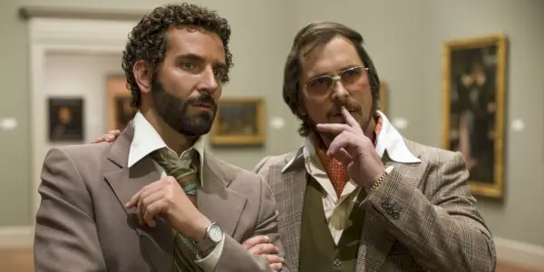 Irving y Richie en una galería en American Hustle