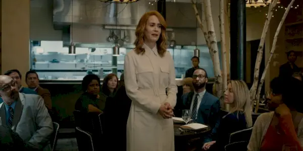 Sarah Paulson nel ruolo di Ellie Staple parla in un ristorante a Glass