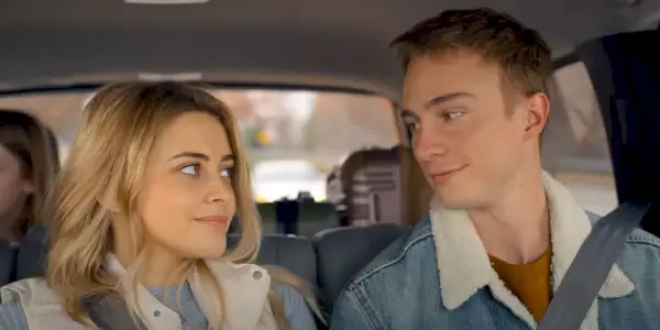 Zach i Zoey patrzą na siebie, siedząc w samochodzie.
