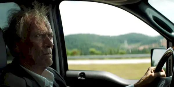 Clint Eastwood nel ruolo di Earl Stone alla guida di Il Mulo.