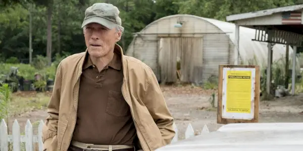 Clint Eastwood nel ruolo di Earl Stone sembra pensieroso in Il Mulo.