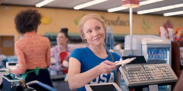 Queenpins의 계산원에게 쿠폰을 건네주는 Kristen Bell