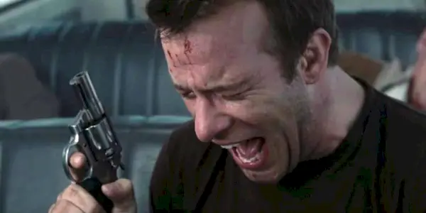 Thomas Jane skriker mens han holder en pistol i The Mist