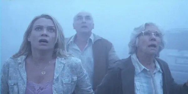 Karakterer ser opp på et gigantisk monster i The Mist