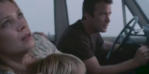 Laurie Holden og Thomas Jane i bilen omgitt av Mist in The Mist
