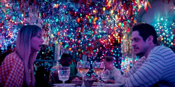 Gary (Pete Davidson) e Sheila (Kaley Cuoco) in un bar di Meet Cute