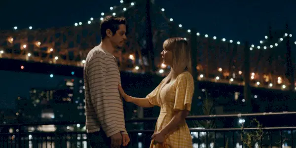 Gary (Pete Davidson) e Sheila (Kaley Cuoco) sul fiume in Meet Cute