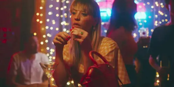 Sheila (Kaley Cuoco) in un bar in Meet Cute
