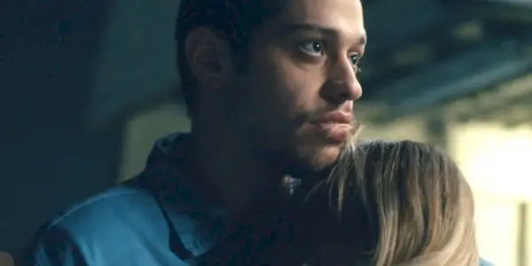 Gary (Pete Davidson) e Sheila (Kaley Cuoco) si abbracciano in Meet Cute