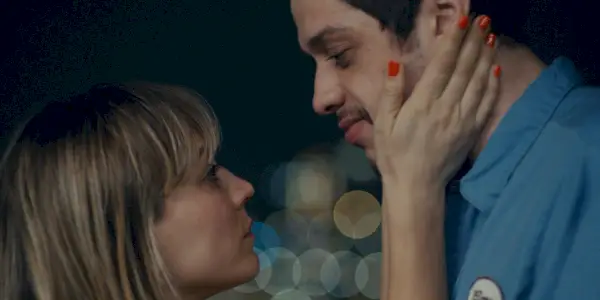 Gary (Pete Davidson) e Sheila (Kaley Cuoco) si abbracciano in Meet Cute