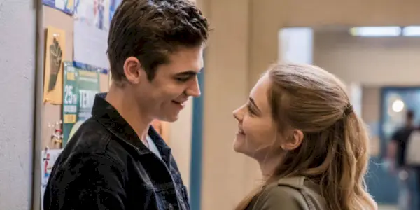 Tessa et Hardin se sourient dans After Ever Happy