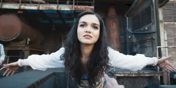 Lucy Gray Baird (Rachel Zegler) si inchina alla mietitura in La ballata degli uccelli canori e dei serpenti