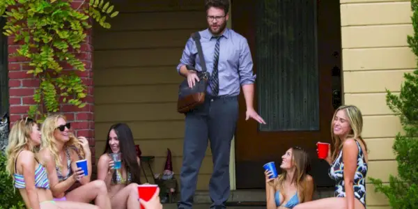 Po schodech jde postava z Neighbors 2.