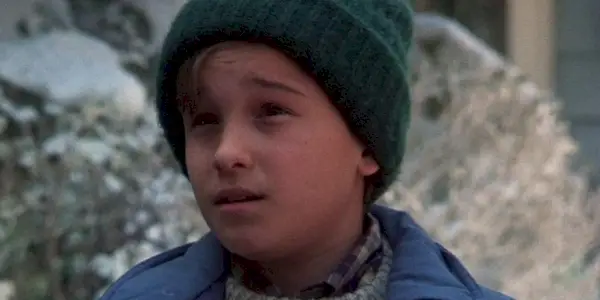 Rusty (Johnny Galecki) står utenfor i National Lampoon