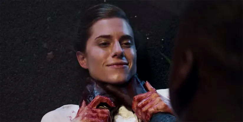 כריס (דניאל קאלויה) חונק ורד חייכנית (אליסון וויליאמס) בסוף הסרט 