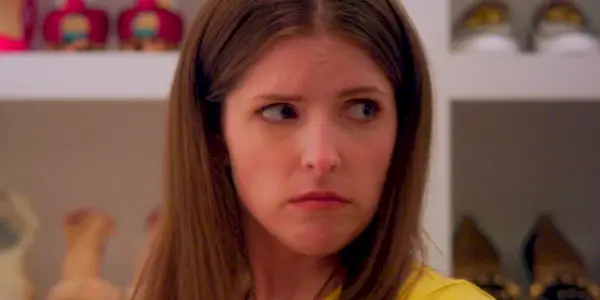 Stephanie (Anna Kendrick) donne un œil de côté dans une simple faveur