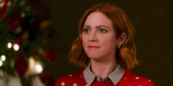 Brittany Snow regarde stoïquement Noël avec les Campbell