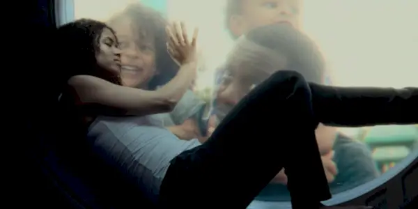 Mbatha Raw sa opiera o okrúhlu obrazovku v The Cloverfield Paradox