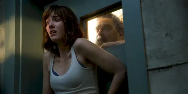 Michelle sa znepokojivo opiera o dvere na 10 Cloverfield Lane