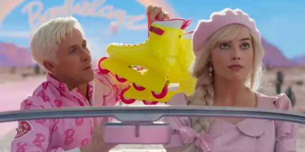 Barbie: Barbie řídí růžové auto, zatímco Ken drží žluté kolečkové brusle na zadním sedadle.