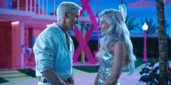 Barbie: Barbie a Ken stojící před Barbie