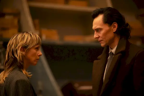 sophia di martino como sylvie, tom hiddleston como loki, final de la temporada 2 de loki