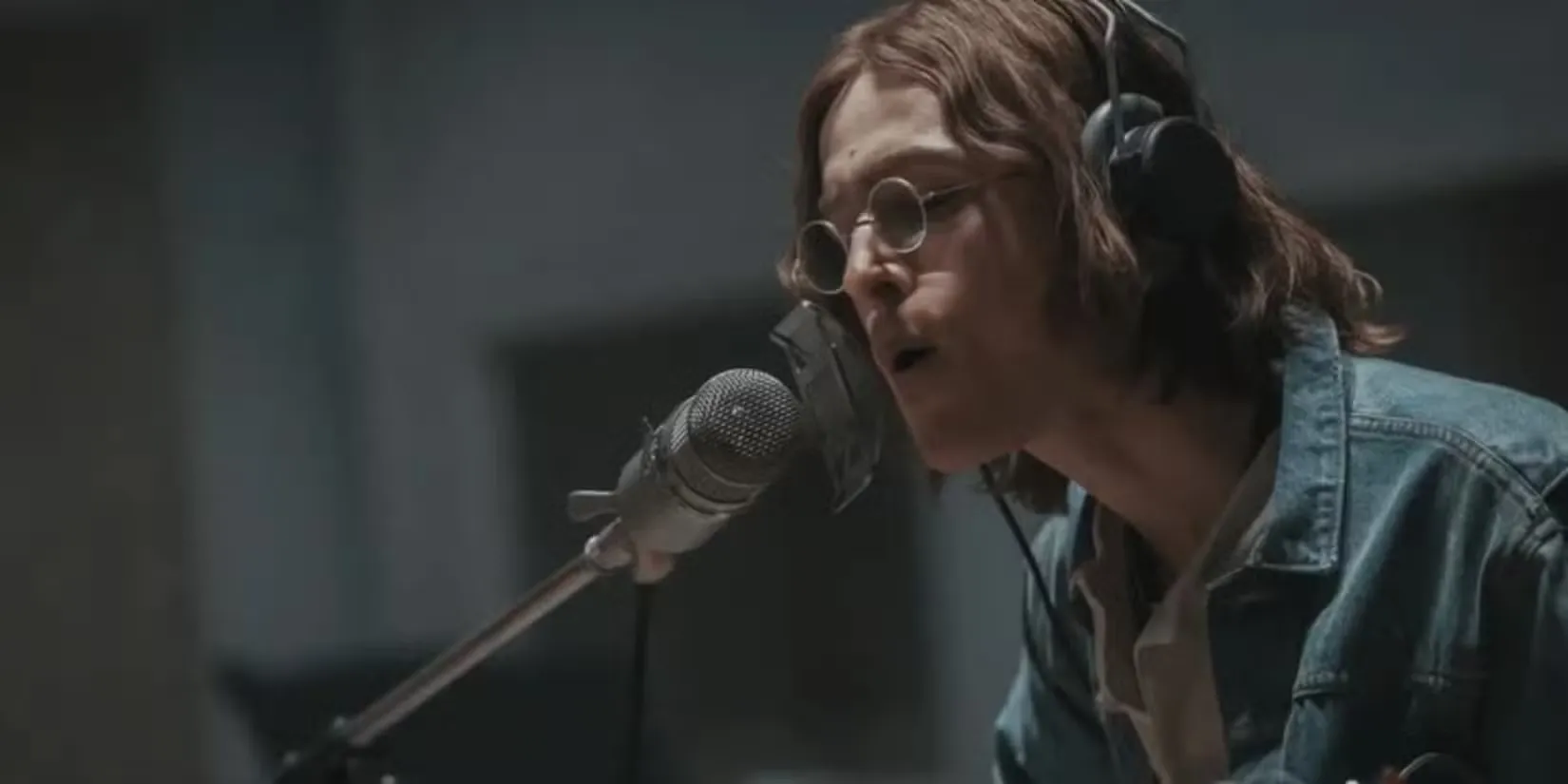 האריס דיקינסון בתפקיד ג'ון לנון ב