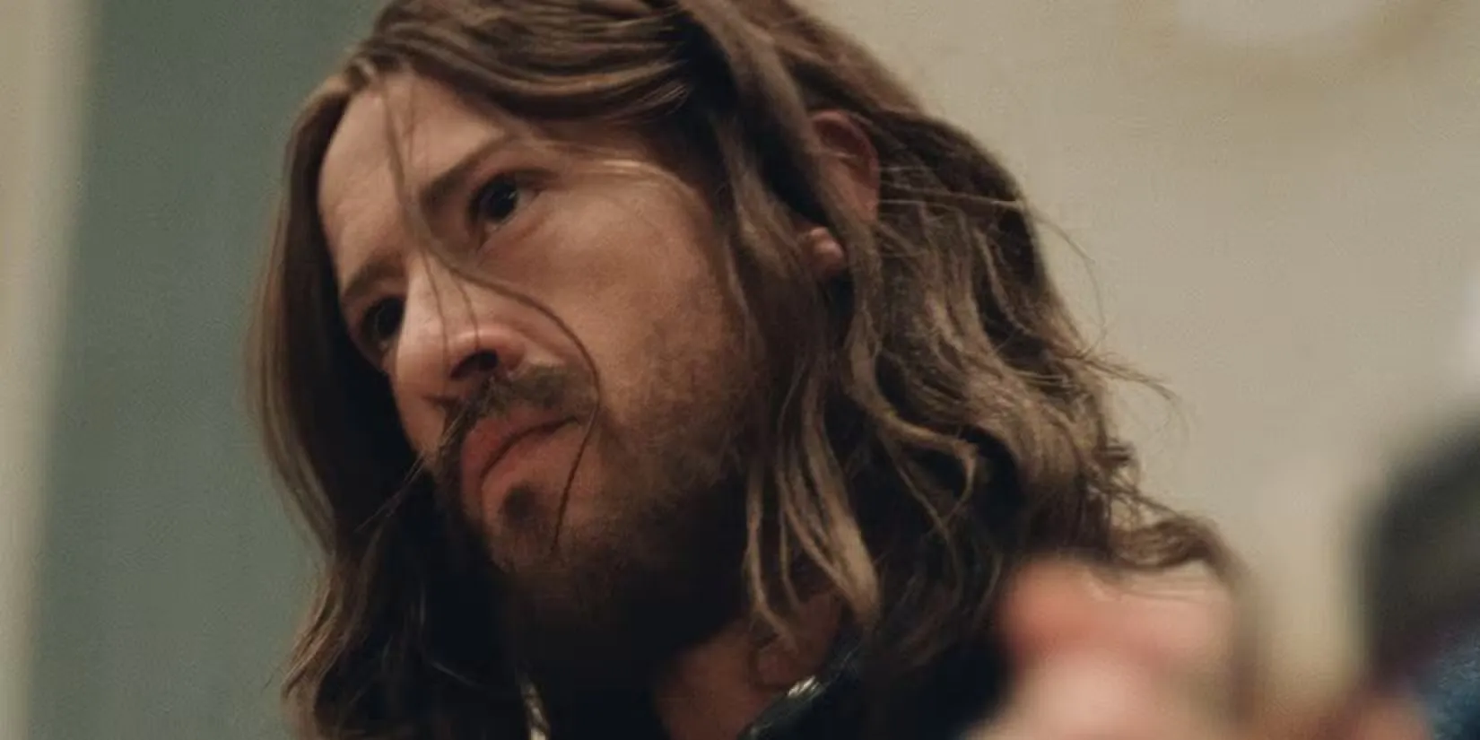 ג'וזף קווין בתפקיד ג'ורג' הריסון ב