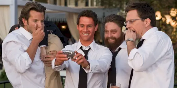La meute de loups regarde des photos dans The Hangover