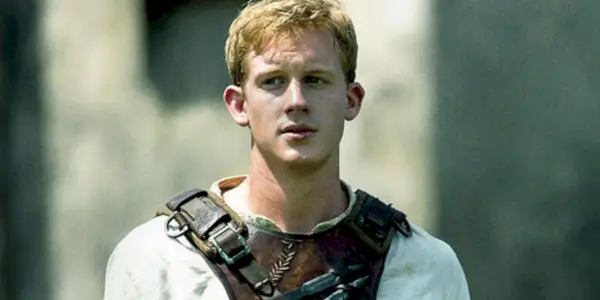 Et bilde av Ben som ser på noen utenfor skjermen i Maze Runner