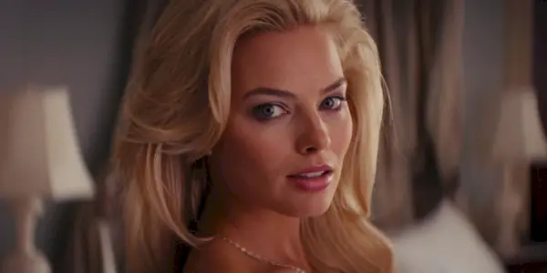 Margot Robbie sa usmieva priamo do kamery vo filme The Wolf Of Wall Street