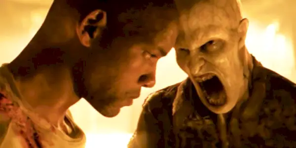 Der Alpha-Mann (Dash Mihok) Darkseeker schreit Neville (Will Smith) im alternativen Ende von I Am Legend an.