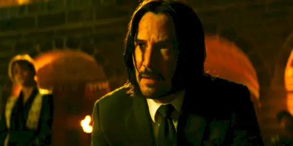 John Wick Chapter 3 Parabellum에서 무릎을 꿇고 있는 John Wick