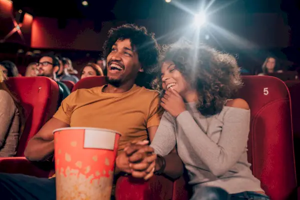 Menschen schauen sich einen Film im Kino an