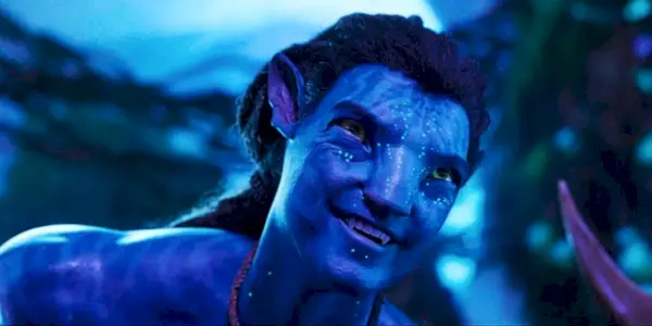 Jake Sully sourit dans Avatar : La Voie de l'Eau