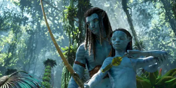 Jake entraîne Neteyam avec un arc et des flèches dans Avatar : La Voie de l'Eau