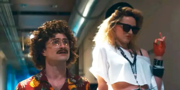אל מוזר ומדונה במסדרון במקום הופעות בסרט המוזר אל רוקו.
