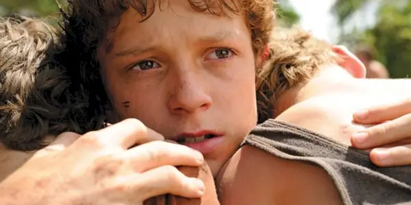 Lucas abbraccia i suoi fratelli in L'Impossibile