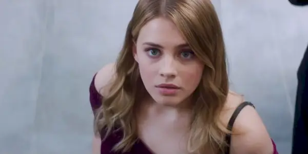 Josephine Langford como Tessa Young en After We Fell mirando hacia arriba