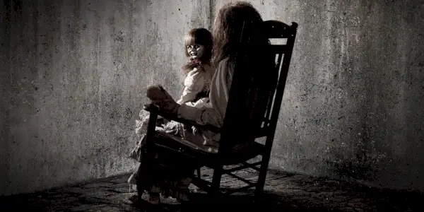 Betsabea tiene in braccio Annabelle in L'Evocazione.