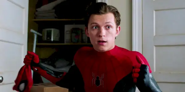 Peter Parker vyzerá prekvapene v Spider-Man: Ďaleko od domova