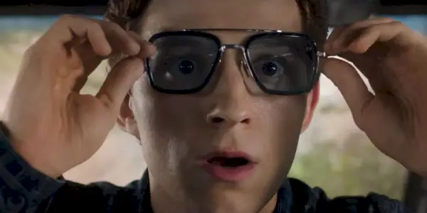 Peter Parker drží okuliare, ktoré mu dal Tony Stark v Spider-Manovi.