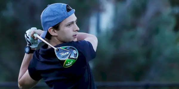 Tom Holland hrá golf