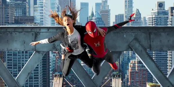 Zendaya a Tom Holland sa hojdajú vzduchom vo filme Spider-Man No Way Home