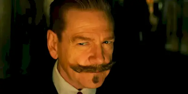 Kenneth Branagh vypadá podezřele jako Hercule Poirot ve filmu Strašení v Benátkách.