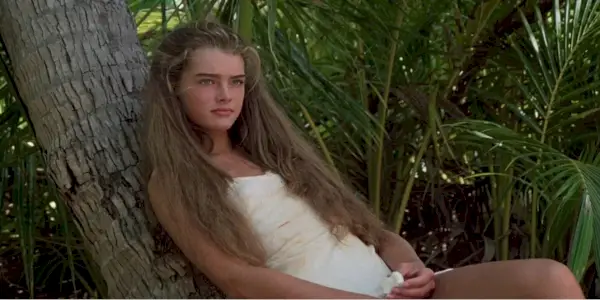 Emmeline (Brooke Shields) ležící na stromě v The Blue Lagoon