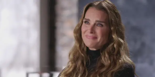 Brooke Shields se usmívá v dokumentu Pretty Baby.